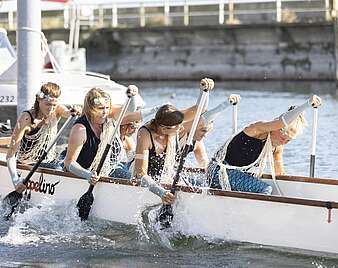 Drachenboot-Cup: Mannschaft aus Meerjungfrauen paddelt