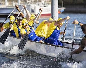 Drachenboot-Cup: Mannschaft in Minions-Kostümen paddelt