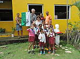 Kubanische Kinder mit kleiner Fahne vom Seehasenfest Friedrichshafen