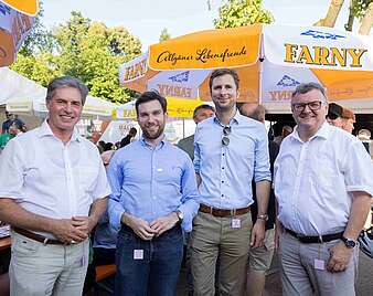 Gruppenbild vier Männer: Oberbürgermeister und Bürgermeister