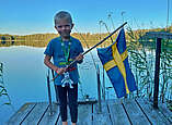 Kind mit Schweden-Fahne und Seehas-Kette