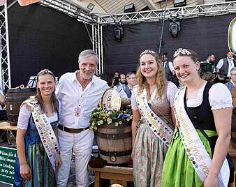 Gruppenbild Mann und drei junge Frauen