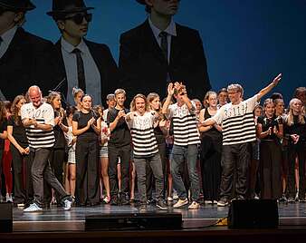 Festaufführung des Musiktheaters „Blues Brothers – Unterwegs im Auftrag des Herrn“, ein Rhythm- & Bluesical auf die Bühne gebracht vom Graf-Zeppelin-Gymnasium