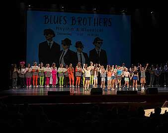 Festaufführung des Musiktheaters „Blues Brothers – Unterwegs im Auftrag des Herrn“, ein Rhythm- & Bluesical auf die Bühne gebracht vom Graf-Zeppelin-Gymnasium