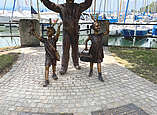 Figurengruppe aus Bronze mit Seehas und zwei Kindern