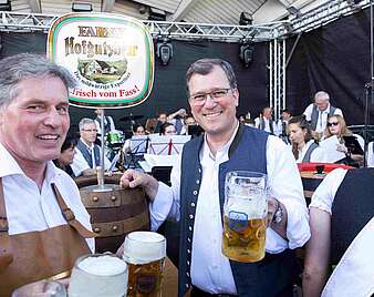 Männer mit Bierkrügen