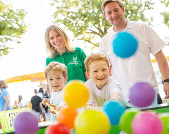 Kinder mit bunten Luftballons