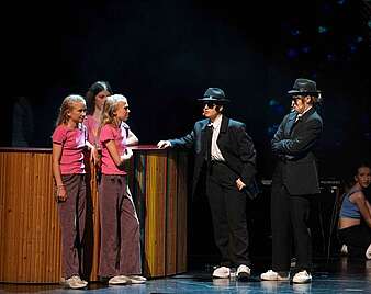 Festaufführung des Musiktheaters „Blues Brothers – Unterwegs im Auftrag des Herrn“, ein Rhythm- & Bluesical auf die Bühne gebracht vom Graf-Zeppelin-Gymnasium