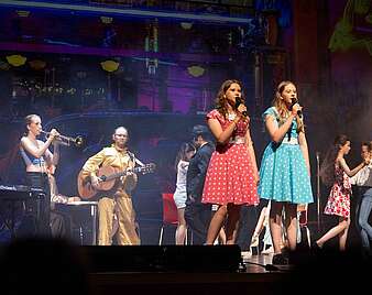 Festaufführung des Musiktheaters „Blues Brothers – Unterwegs im Auftrag des Herrn“, ein Rhythm- & Bluesical auf die Bühne gebracht vom Graf-Zeppelin-Gymnasium