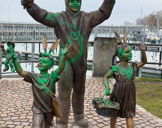 Mit grüner Farbe besprühte Seehasen-Figurengruppe